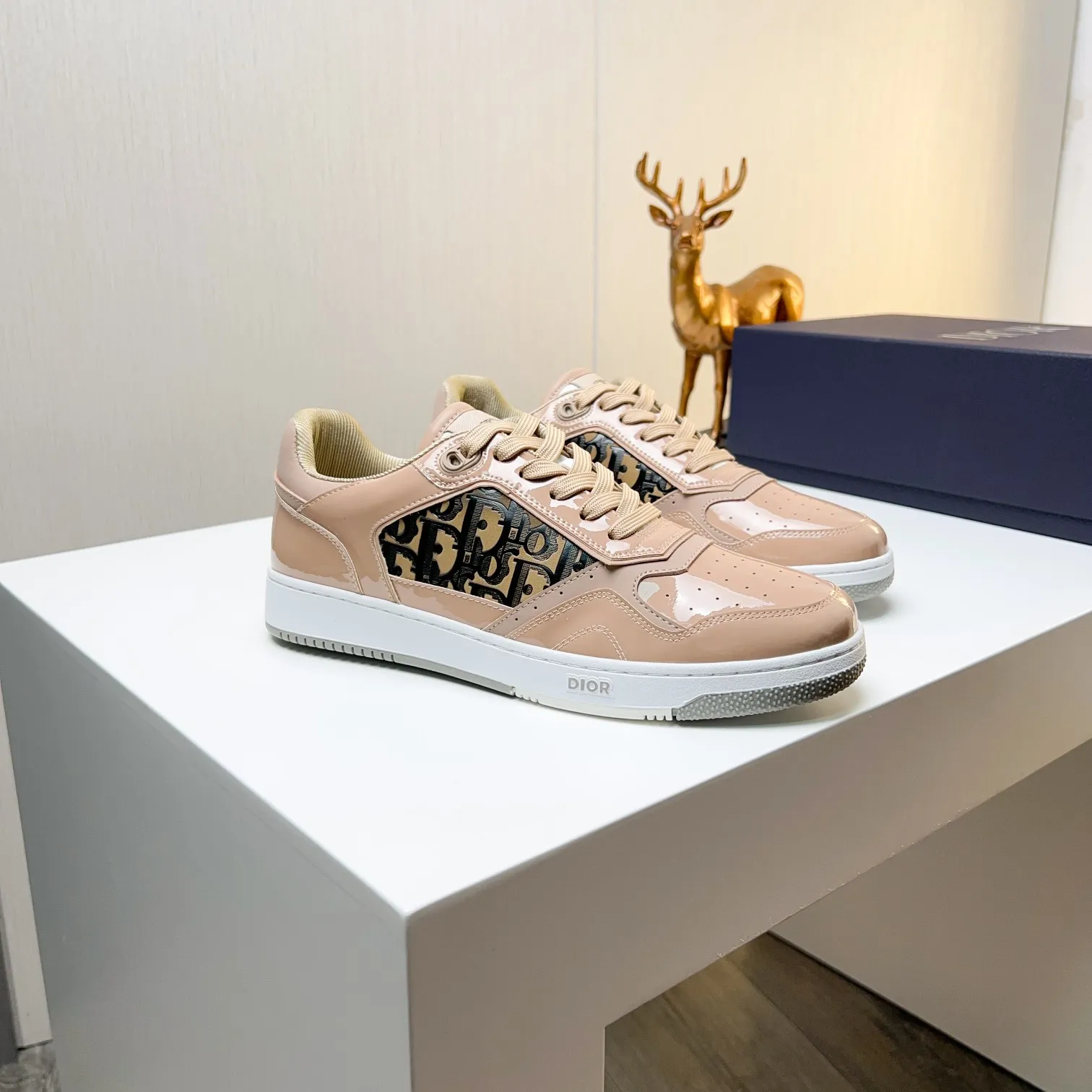 Men's Men's Shoes 💰400 [New] 🦩🦩Dior - Low-top sneakers 2025 spring men's collection new arrivals [Celebrate][Celebrate][Celebrate], reinterpret the basketball shoe design and become a classic Dior item [Strong][Strong][Strong], crafted in black and cream white smooth cowhide with beige suede, leather display on the side The CD logo, tongue, sole and back side are decorated with various distinctive details to enhance the style[666][666], while eyelet details, topstitching and rubber panels highlight the dynamic charm of its athletic style[strong][strong][strong]. It has a two-color rubber sole, which can be matched with various clothing to create a refined look. Size: 38 to 44 (45 can be customized